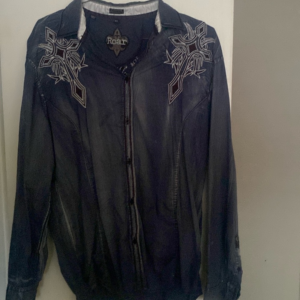 Roar long sleeve button up size is XL great condition only worn two or three tim